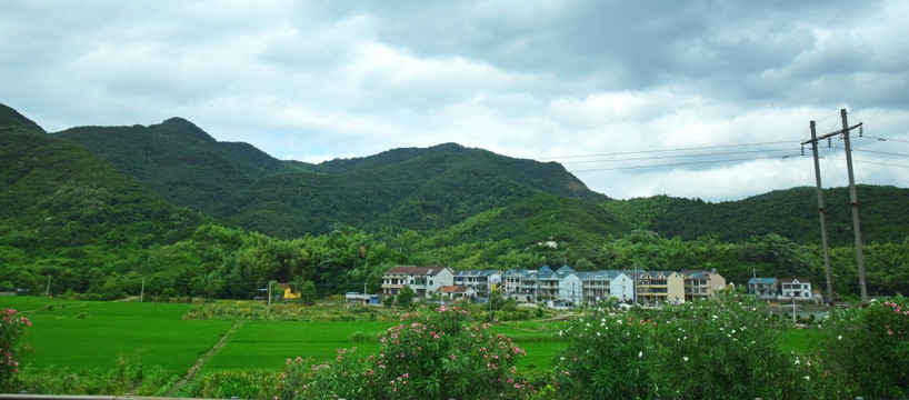 稻田和山脉自然风景