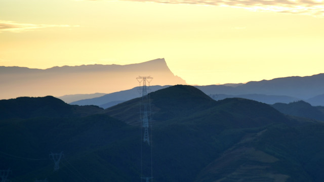 日出山峦叠障