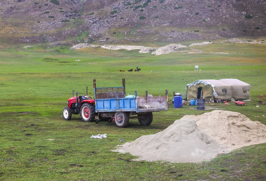 拉砂土的拖拉机 新疆草原