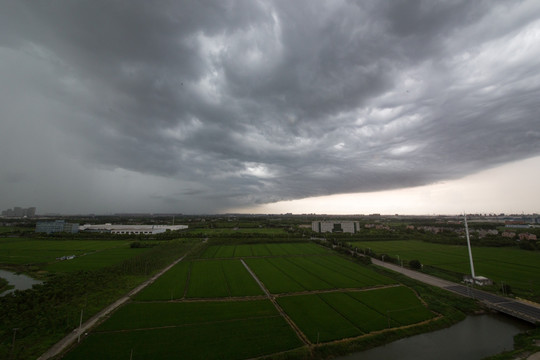 乌云暴雨