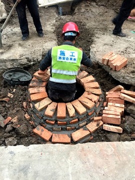 工人 盘井 砌井 自来水 施工