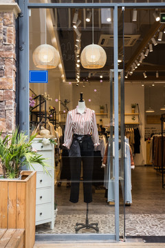 服装专卖店 专卖店橱窗