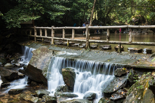 山谷溪流