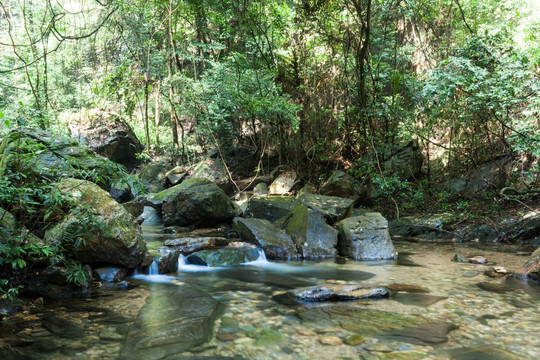 山谷溪流