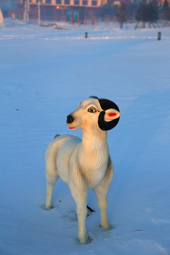 雪地上的羊雕塑