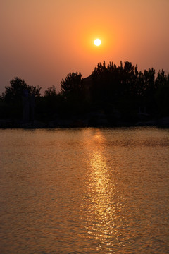 落日下的湖泊