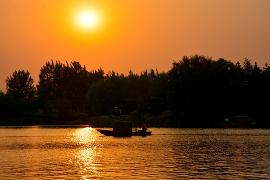 夕阳下泛舟湖中