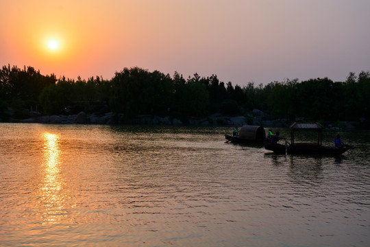夕阳下泛舟湖中
