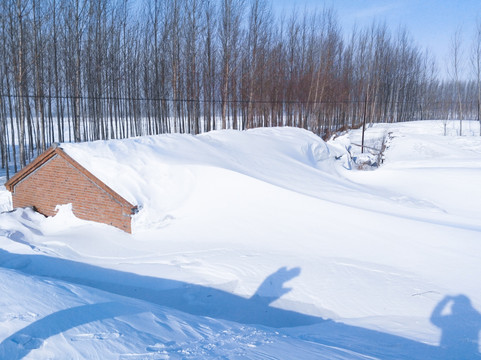 积雪中的房屋