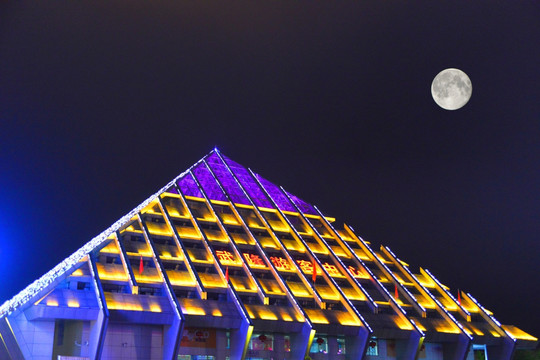 武隆游客中心 金字塔型建筑夜景
