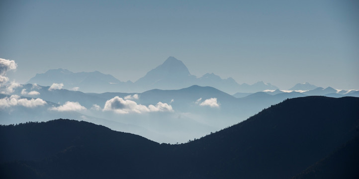 水墨远山剪影