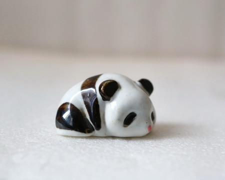 白地卧姿熊猫瓷雕