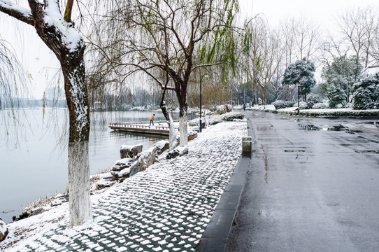 湖畔雪景