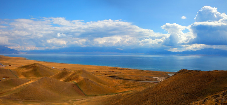新疆山丘沟壑