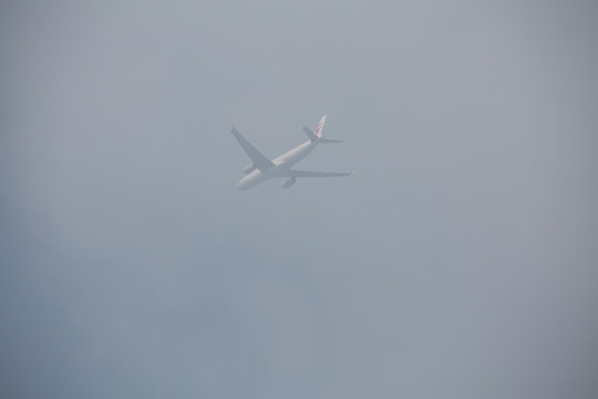 雾霾中的飞机