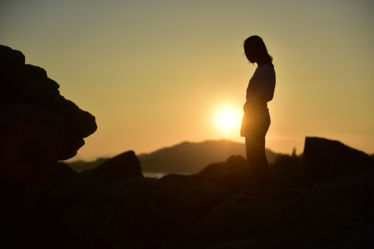 夕阳人物剪影