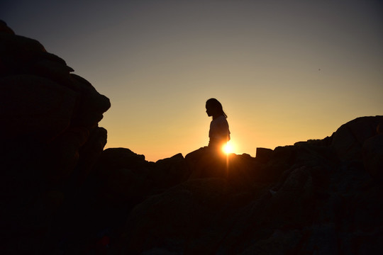 夕阳人物剪影