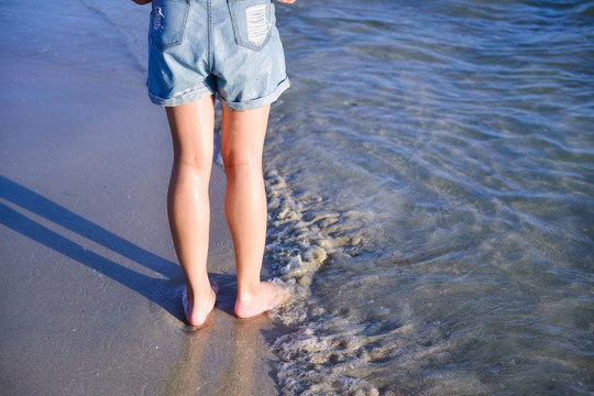 女生海边玩