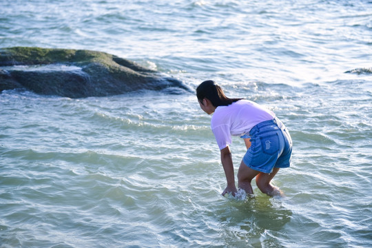 女生海边玩