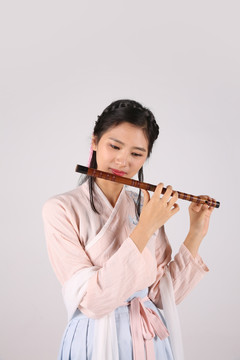 在吹笛子的年轻女人
