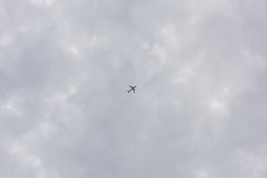 飞机 飞机飞过头顶 云彩 云