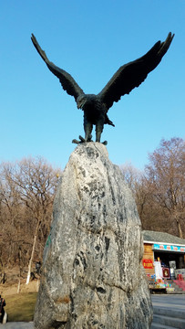 鹰雕塑