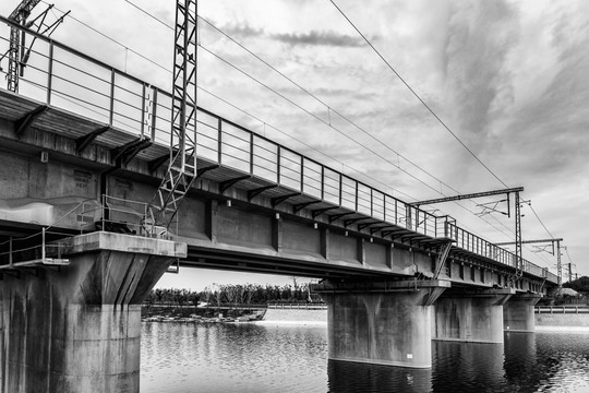 铁路桥 黑白照片