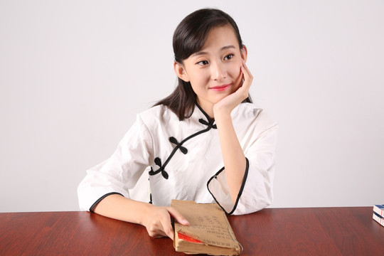 手托下巴微笑的女学生