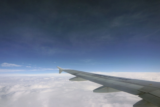 机翼 蓝天 云层