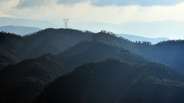 山脉层层叠叠