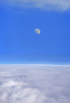 航拍天空 云层飞行 圆月亮