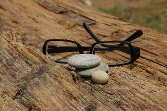 黑框眼镜鹅卵石