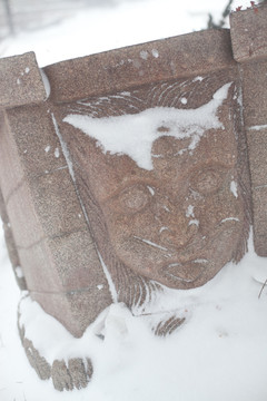 石刻 雕塑 人面 雪