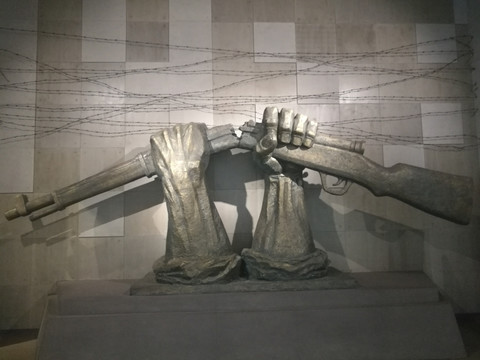 双手握枪 雕塑