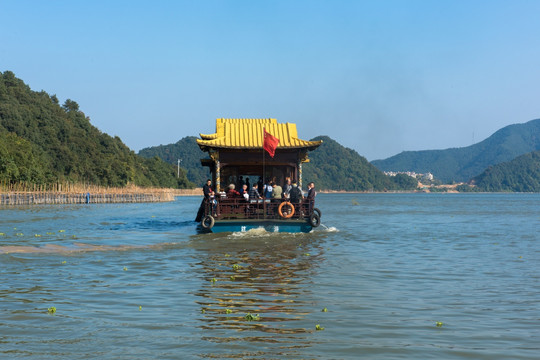 青山湖游船 游船 湖泊 水面