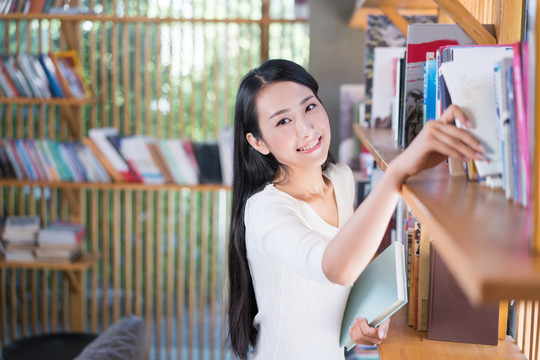 年轻女子在书店看书