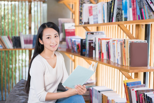 年轻女子在书店看书