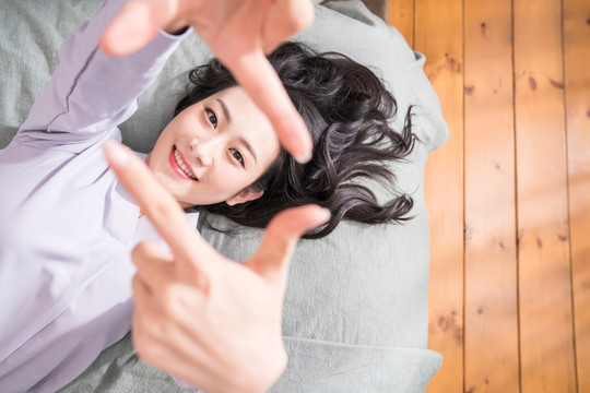 年轻女子躺在床上