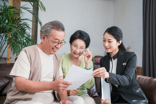 年轻女子向一对老夫妻介绍产品