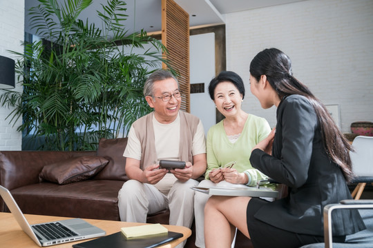 年轻女子向一对老夫妻介绍产品