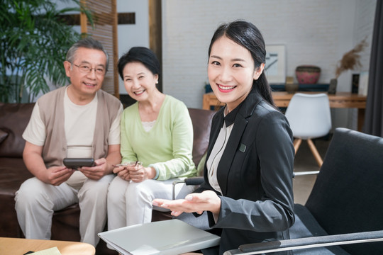 年轻女子向一对老夫妻介绍产品