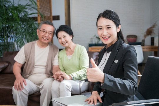 年轻女子向一对老夫妻介绍产品