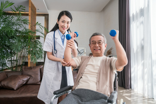 年轻的女医生在给老人做康复