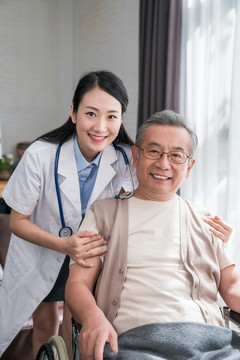 年轻的女医生在给老人做康复