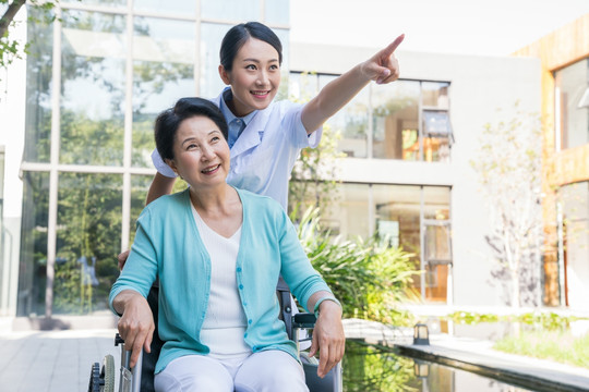 一个年轻女医生给一个老年人康复