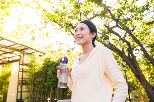 一个年轻女人拿着水杯