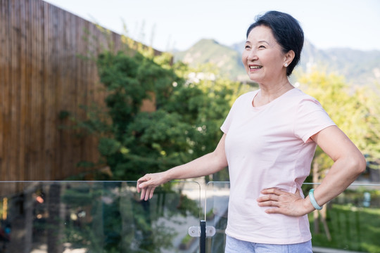 一个老年女人