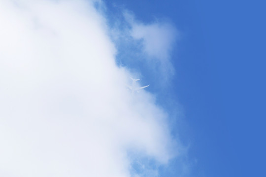 飞机飞进云层