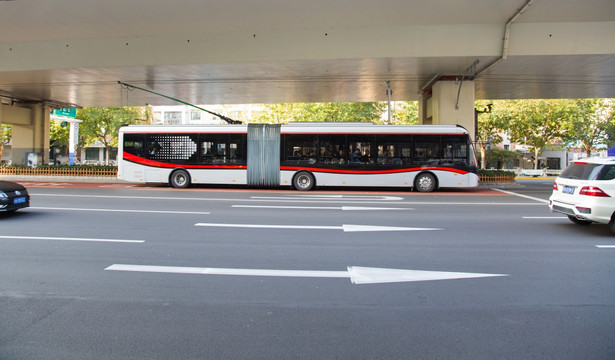 绿色公交电车