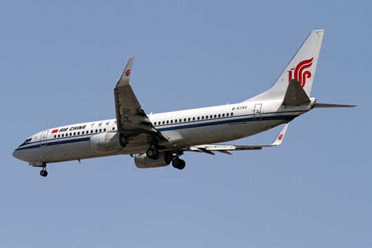 国际航空 波音737 飞机降落